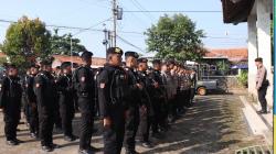Cegah Konflik, Ratusan Polres Pekalongan Kawal Audiensi Warga Sijambe di Balai Desa