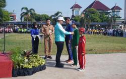 Pemkab Batang Bagikan Seragam Gratis untuk Siswa Baru