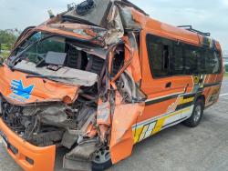 Kecelakaan Tol Jombang: Minibus Mendadak Pindah Lajur Tabrak Truk Hingga Ringsek, 2 Orang Luka