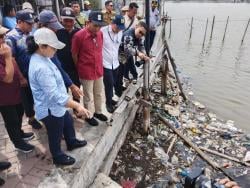 Tinjau Rob di Tambakrejo, Agustina Pastikan Penanganan Berkelanjutan di Kawasan Pesisir