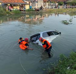 Avanza Terjun ke Irigasi di Rengasdengklok, Lima Penumpang Luka-luka