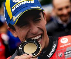Manuver Cerdik Marc Marquez di Lap Terakhir Gagalkan Kemenangan Bezzecchi