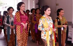 Gadis Berkebaya di Stasiun Tuntang, Angkat Pesona Klasik dan Pakem Tradisi Keraton