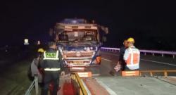 Truk Tangki Muatan Etanol Hantam Mobil Layanan Tol di Jombang Akibat Sopir Ngantuk, 2 Orang Luka