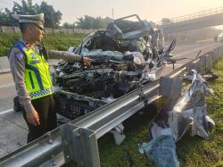BREAKING NEWS!  Tiga Tewas  Kecelakaan Maut di Tol Semarang–Batang, Truk Penyebab Kabur