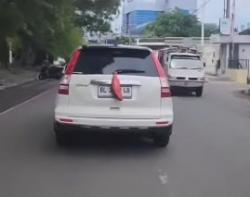 Viral Plastik Ikan Gantung di Wiper Mobil? Fenomena Unik dari Aceh Hebohkan Medsos