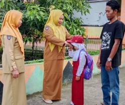 Hari Pertama Sekolah di Sinjai, Ayah Mengantar Anak Menjadi Momen Spesial