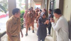 Pantau Hari Pertama Sekolah, Bupati Dewi Disambut Antusias Siswa dan Guru