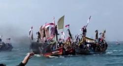 Momen Menegangkan di Pesta Laut Carita: Perahu Nelayan Nyaris Tabrak Perahu Gubernur Banten
