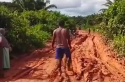 Jalan Menuju Desa Kerabu bak ‘Bubur’, Warga Kesulitan Lintasi Jalan, Dinas PUPR Kobar: Segera Diperb