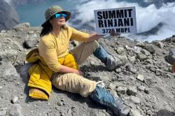 Gunung Rinjani Viral Lagi, Penyanyi Atiek CB Pose di Ketinggian 3.726 Mdpl