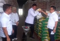 Dirut Bulog Lempar Beras SPHP ke Lantai saat Sidak di Jateng, Ini Alasannya
