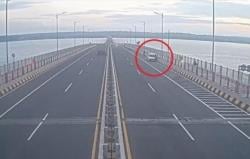 Ngeri! CCTV Rekam Detik-Detik Pesepeda Tewas Ditabrak Mobil di Jembatan Suramadu