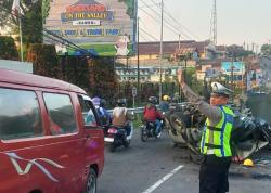 Hari Pertama Sekolah, Kecelakaan di Depan Cimory Bikin Jalan Lumpuh