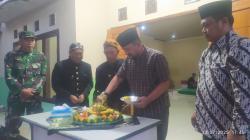 Turut Selamatan Ruwat Desa: Bupati Pemalang Anom Widiyantoro Potong Tumpeng