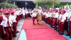 Karpet Merah Sambut Siswa Baru di SDN 05 Pauh