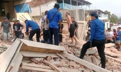 Pekerja Bangunan Tewas Tertimpa Material Cor, Petugas Lakukan Evakuasi di Ciharendong