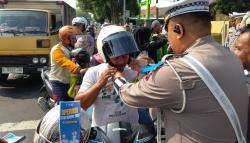 Pendekatan Humanis di Ops Patuh Semeru 2025, Polresta Sidoarjo Bagikan Helm dan Snack ke Pengendara