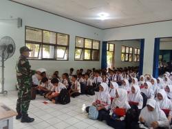 Tanamkan Semangat Nasionalisme, Babinsa Berikan Wasbang dan Bela Negara di MPLS SMKN Cikaum