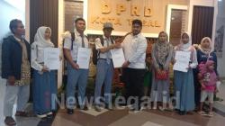 Anggota DPRD Kota Tegal Termuda Serahkan SK Program Indonesia Pintar