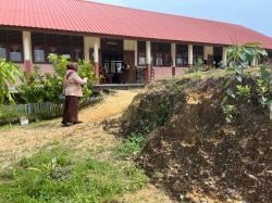 Sekolah di Singkep Barat Terancam Longsor, Butuh Tembok Penahan Tanah