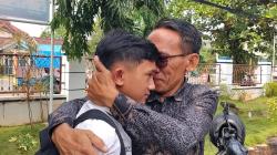 Mengharukan, Orang Tua di Indramayu Menangis karena Anaknya Gagal Masuk SMA Negeri