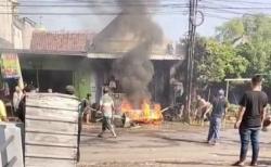 Toko Madura di Jombang Terbakar Diduga Akibat Rokok saat Sedot Bensin, 1 Orang Luka Bakar