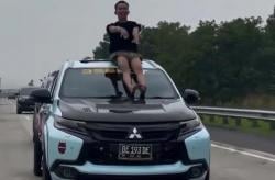 BREAKING NEWS: Pemuda Ganteng Joget Pacu Jalur di Atas Kap Mobil di Tol Lampung