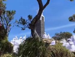Viral Puluhan Orang Berjubah Putih Duduk Mengitari Tugu Puncak Gunung Lawu, Ritual Apa?