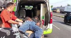Diduga Mengantuk, Pengendara Vario Tergelincir dan Tersungkur di Belakang Truk Parkir Bypass Krian