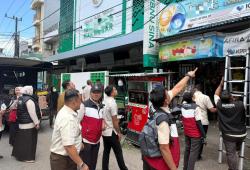 Reklame Liar Menjamur di Makassar, Pemerintah Kota Bongkar Paksa