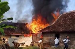 Kebakaran Hebat di Tambakselo Grobogan, Dua Rumah Hangus, SMK Milik Pesantren Nyaris Terbakar