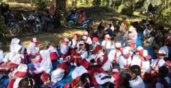 Ada Larangan Terima Siswa Baru, Puluhan Siswa SD di Pelalawan Terpaksa Belajar di Bawah Pohon Sawit