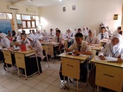 Dampak Kebijakan 1 Rombel 50 Siswa, Sejumlah Sekolah Negeri di Karawang Masih Kekurangan Mebeler