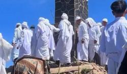 Viral Puluhan Orang Jubah Putih Gelar Ritual Aneh di Gunung Lawu, Begini Kata Polisi