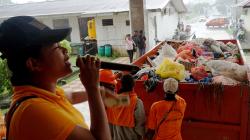 Petugas Kebersihan Bawa Dua Bak Sampah di Kantor Wali Kota Sorong, Protes Pemecatan Sepihak