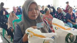 Antusias Masyarakat Indramayu Terima Bantuan Pangan dari Pemerintah