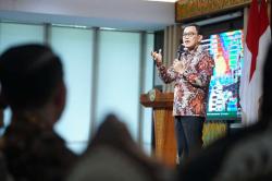 Menteri P2MI Ajak Generasi Muda Bekerja di Luar Negeri, Gaji Besar, Ilmu Bertambah