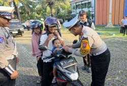 Satlantas Polres Probolinggo Tilang Puluhan Pelanggar Terjaring Operasi, Yang Tertib Diberi Hadiah