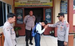 Ditinggal Hidup Susah, Dipeluk Polisi dengan Penuh Kasih