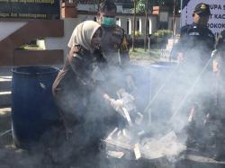 Ribuan Rokok Ilegal dan Narkoba Dimusnahkan Kejari Jombang, Komitmen Tegas Perangi Kejahatan