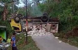 Truk Muatan Bata Terguling di Saguling Usai Ikuti Petunjuk Google Maps