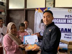 Wakil Ketua DPRD Karawang Salurkan Bantuan PIP pada 45 Siswa SDN Mekarjati 2