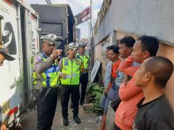 Edukasi Langsung di Lapangan, Satlantas Ingatkan Sopir Truk Soal Keselamatan