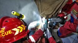 Petugas Damkar Palangka Raya Evakuasi Gelang Besi di Tangan ODGJ yang Luka, Bengkak hingga Membusuk