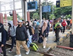 Masa Liburan Sekolah, Stasiun Cirebon Padat! Tiket KA Ludes, Okupansi Tembus 258%