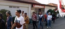 Didukung Puluhan Loyalisnya, Korban Penganiayaan di Desa Kuwu Jalani Pemeriksaan Polisi