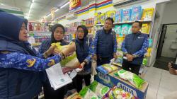 Disperindag Lamongan Sidak Minimarket, Temukan 3 Merek Diduga Beras Oplosan