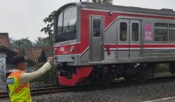 Vandalisme Kembali Terjadi di Jalur KRL Lebak, Kaca Masinis Retak Dilempar Batu