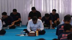 Humanis, Menteri Imipas Agus Andrianto Lesehan Makan Bersama Warga Binaan di Rutan Kebonwaru Bandung